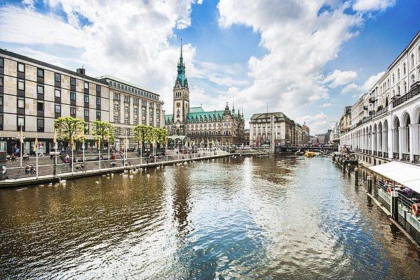 12. Tarihi köprüler ve su yollarına hayranlık duyan, gece hayatından da uzak kalmak istemeyenler için liman şehri: Hamburg