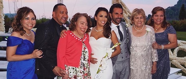 7. Над свадебным платьем для Евы работала её близкая подруга - дизайнер Виктория Бекхэм.