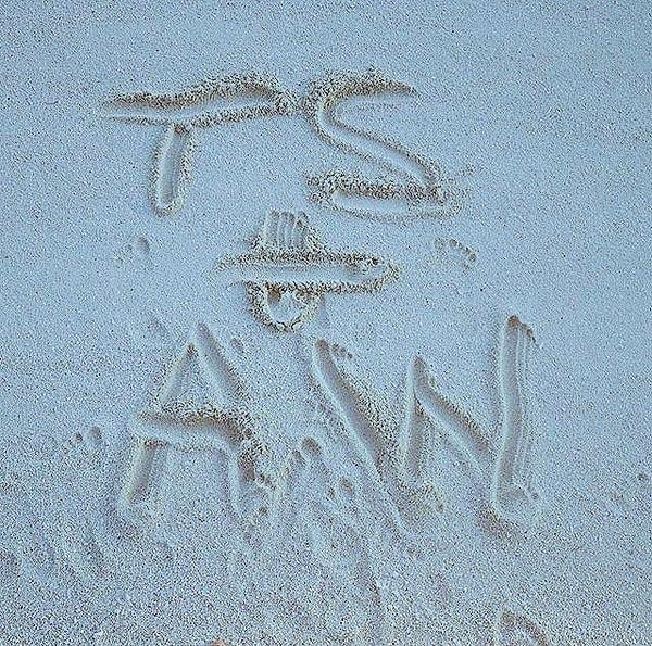 Mutlu çiftimizin, çıktıkları bu romantik tatilde, isimlerinin baş harflerini kuma yazdığını bile gördük!