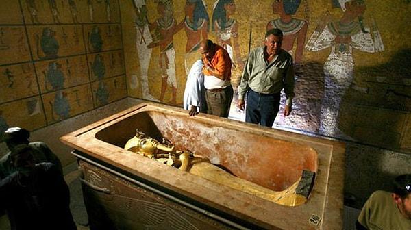 Daha önce ölümünün sıtmaya ya da cinayete bağlı olduğu konusunda çeşitli teoriler bulunsa da Sofia Aziz, Tutankamon'u "tipik bir genç gibiydi, içki içiyor ve muhtemelen arabayı çok hızlı sürüyordu" sözleriyle tanımlıyor. Aziz'e göre Tutankamon çok fazla şarap içmiş ve ardından yüksek hız sonucunda geçirdiği araba kazasının ölümüne sebebiyet verdiğine inanıyor.