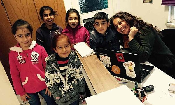 Tarlabaşı Toplum Merkezi, hem çocuklara hem de yetişkinlere iş bulabilmeleri, hayatlarını kazanabilmeleri ya da okula devam etmelerine destek olmak için Türkçe dersleri sunuyor