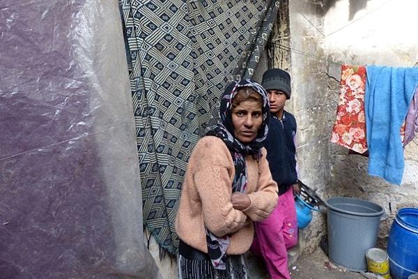Dom toplumu kökleri Hindistan kıtasına kadar uzanan farklı bir dil konuşuyor ve Suriye'de savaş yokken bile toplumun kıyısında yaşamaya mecburlar ve ayrımcılıkla karşılaşmaya alışkınlar