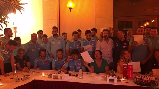 Ayla Çelik ve Milli Takım Birlikte Söyledi: "Biz Dünyanın En Büyük Aşığı Olabiliriz"