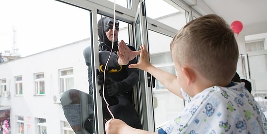 Албанская полиция посетила детскую больницу в костюмах супергероев