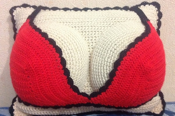 5. "Я притворяюсь, что терпеть не могу, когда парни используют мою грудь в качестве подушки, но на самом деле мне это нравится".