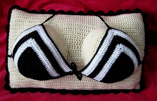 5. "Я притворяюсь, что терпеть не могу, когда парни используют мою грудь в качестве подушки, но на самом деле мне это нравится".