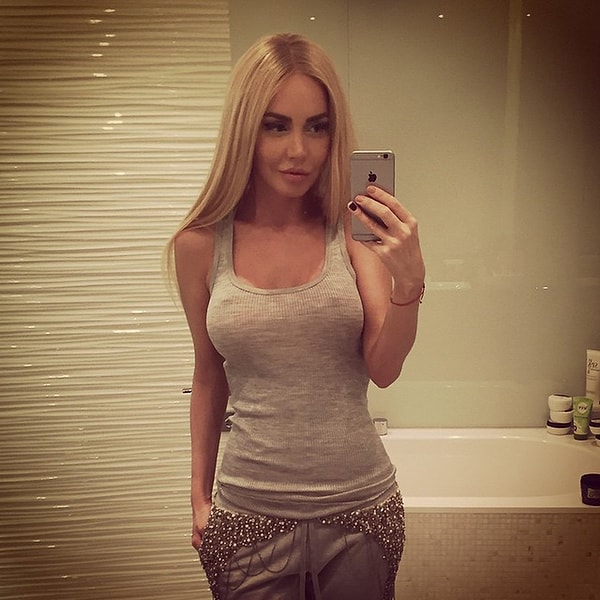 10. "У меня груди разного размера (разброс почти в два размера!). Так что на всех фото мне приходится эксперементировать с ракурсами".