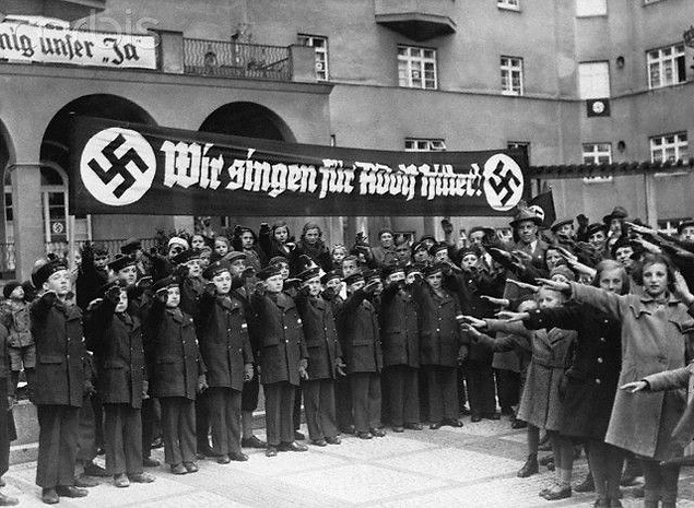 Adolf Hitler İçin Şarkı Söylüyoruz!