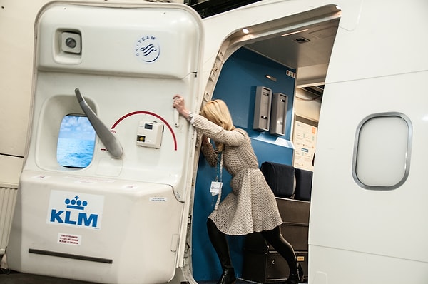 5. Дверь самолета может открыться во время полета