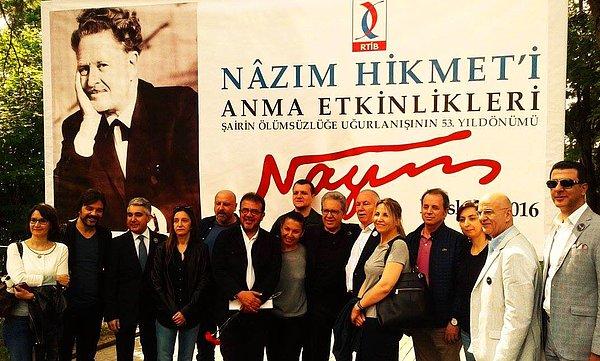 Anma törenine Kardeş Türküler grubu üyeleri, Zülfü Livaneli ve gazeteci Nebil Özgentürk katıldı