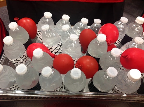 7. Заморозьте бутылки и/или шарики с водой и сложите их в переносной холодильник