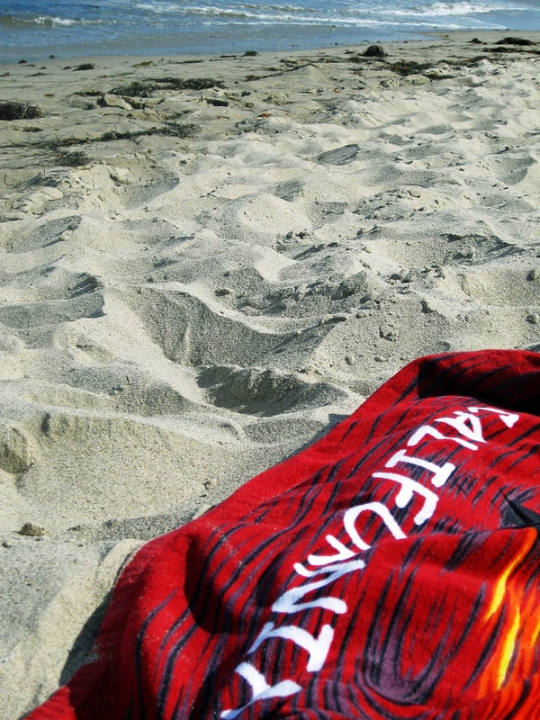 15. Купите специальные крючки для пляжного полотенца, чтобы оно не улетало