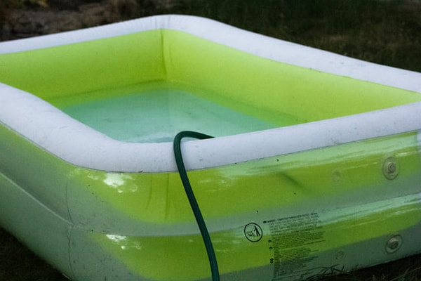 18. Возьмите с собой надувной бассейн, если боитесь, что детей смоет волной