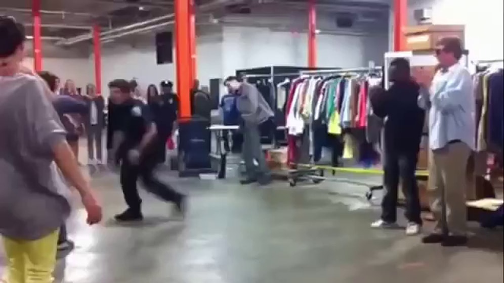 Полиция США танцует брейк. Йоу!