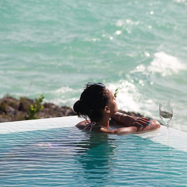 Rihanna yaz tatilini, Barbados Adası’nda, okyanus manzaralı mükemmel bir havuzda şarabını yudumlayarak geçiriyor.