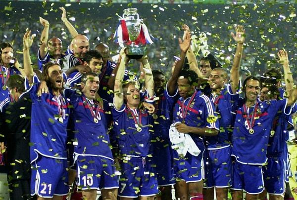 11. Euro 2000'de bir maçta 5 penaltı kaçırıp turnuvadan elenen takım hangisidir?