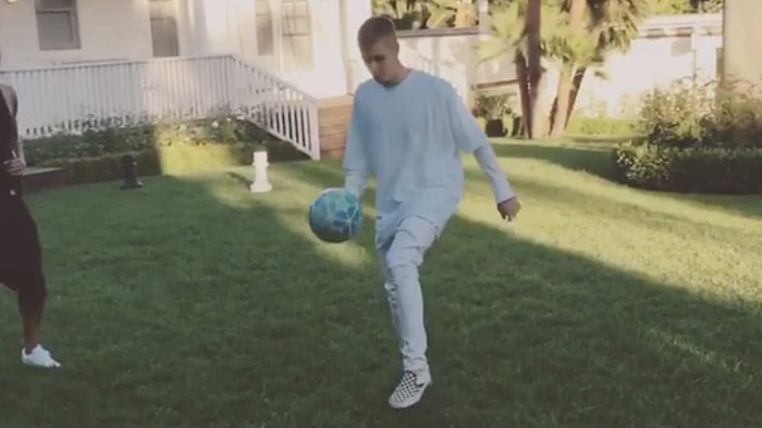 Evinin Arka Bahçesinde Neymar'la Futbol Oynayan Justin Bieber