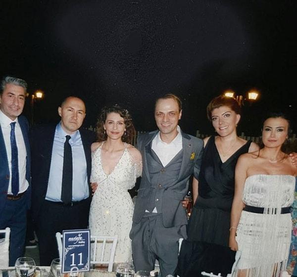 Düğün İstanbulda olunca rol aldıkları diziden birçok arkadaşı onları mutlu gününde yalnız bırakmadı.Erkan Petekkaya, Ahu Yağtu, Barış Falay gibi birçok isim ünlü çiftin düğününde mutluluklarına ortak oldu.