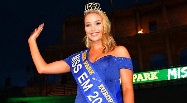 Jüri heyeti içinde bulunan 'Miss EM 2012' kraliçesi Rus Natalia Prokopenko, güzellik tacını 'Miss EM 2016 kraliçesine devretti.