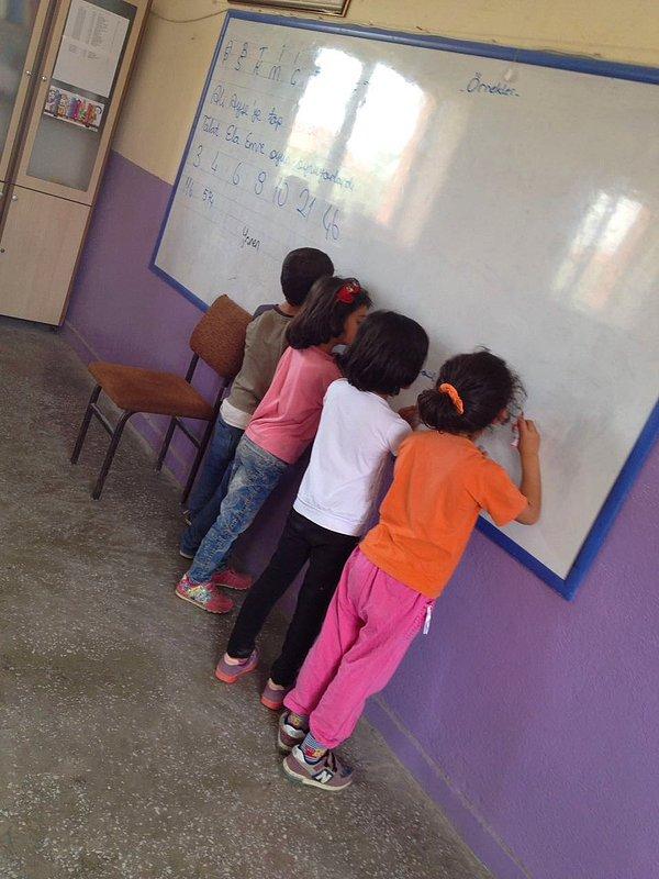 Öğrencimiz, köy okulundaki çocuklara ders anlatırken.