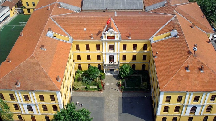 Bir İsyan da Galatasaray Lisesi'nde: 'Hiçbir Padişaha Kölelik Yapmamış Müdür Aranıyor'