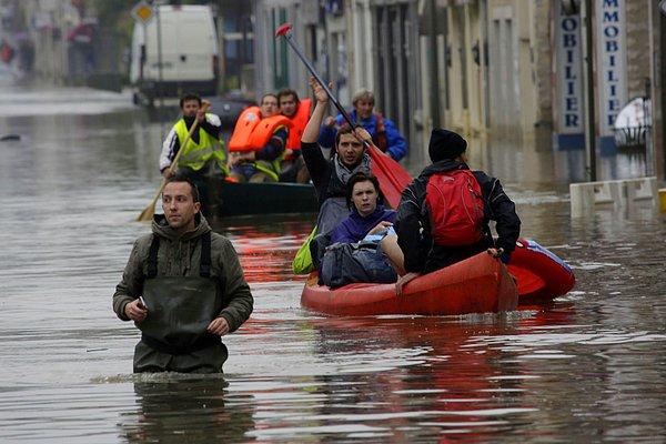 Almanya, Fransa ve Belçika'da son birkaç günde etkili olan şiddetli fırtına ve yağışların yol açtığı seller sonucu en az 16 kişi yaşamını yitirmişti