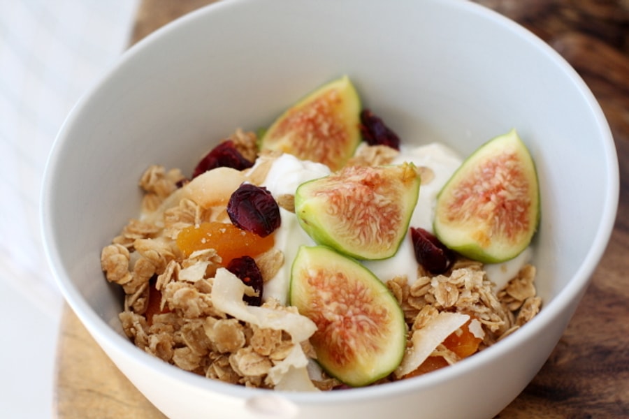 Фруктовый салат с орехами и йогуртом. Мюсли салат. Мюсли салат. Завтрак с сухофруктами. Мюсли салат.