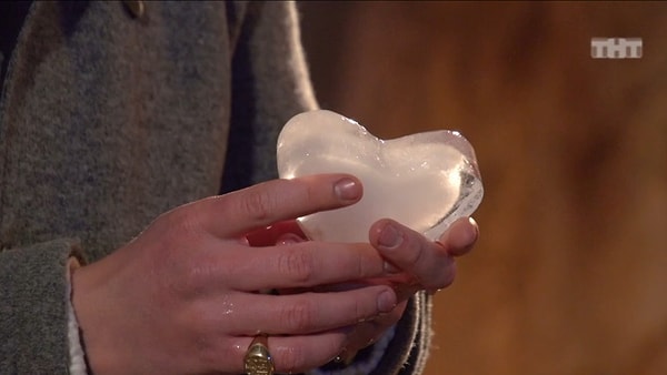 4. На последнем свидании с Алексеем Яна подарила ему необычный подарок - ледяное сердце, сказав, что это сердце Алексей, которое нужно растопить.