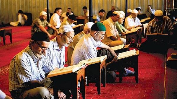 9. Ramazan boyunca cami ve evlerde mukabele okunması, hatimler yapılması bir gelenek haline gelmiştir.