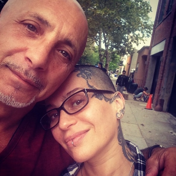 9. Филипп говорит, что очень страдает от того, что их когда-то сплоченная семья распадается