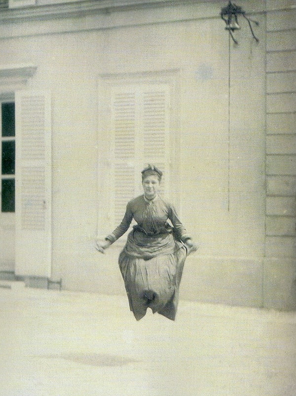 13. Неизвестная леди в прыжке