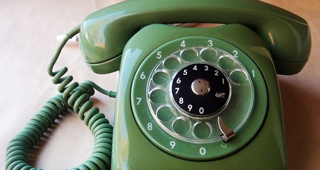 3. Arkadaşın Bob'da telefonun doğru mu kayıtlı; kontrol etmek istiyorsun ama kendisine direkt olarak soramazsın...