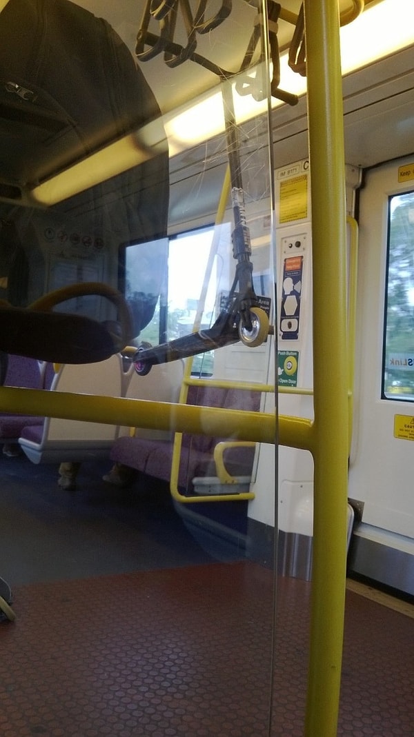 6. Правильный парень, который разместил свои личные вещи, при этом не занимая дополнительное сидячее кресло.