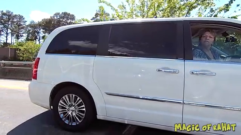 Машина передвигается по проезжей части... без водителя!