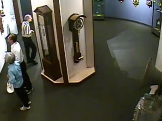 Посетитель музея решил разобрать раритетные часы и уронил их