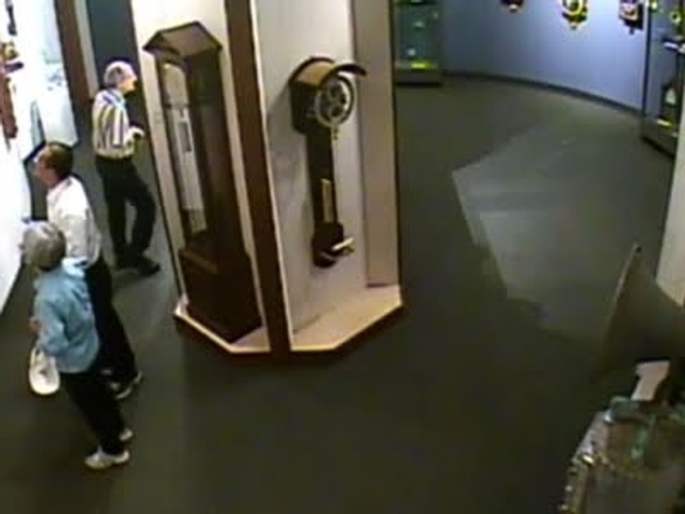 Посетитель музея решил разобрать раритетные часы и уронил их