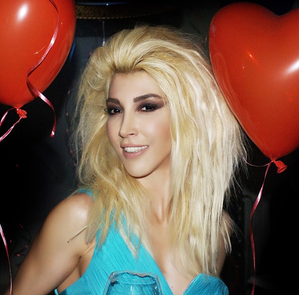 Hande Yener ise her zamanki gibi bütün bu fırtınayı yaratan sanki kendisi değilmişçesine sessizliğini koruyordu.