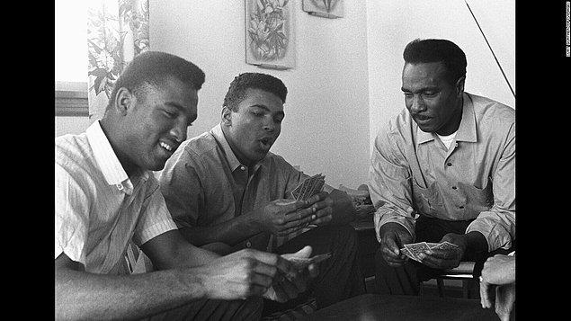 Muhammed Ali kardeşi ve babasıyla kağıt oynarken