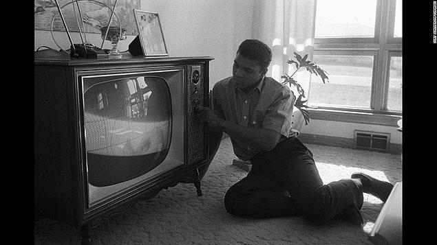 Muhammed Ali televizyonu ayarlamaya çalışırken