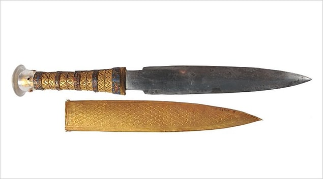 Zaten dönemi itibariyle (M.Ö. 1300, Demir Çağının arifesi) sıradışı sayılabilecek bir tasarım olan hançere X-ray analizi denen özel bir metod uygulandı.