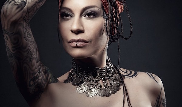 6. Когда раскрылось, что муж был неверен Наргиз, их отношения охладели, они перестали чувствовать былую близость, и решили, что брак необходимо расторгнуть