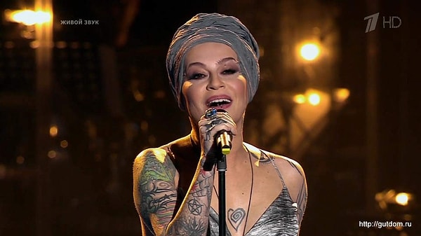 12. Но к 1997 году жизнь стала налаживаться: Наргиз начала выступать в ресторанах – сперва в дешевых, позже в более престижных