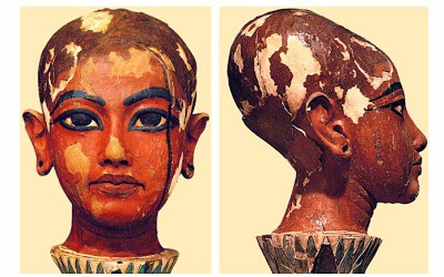 Yine de ismi haşmetli Tutankamon, çocuk sayılabilecek bir yaşta hükmetmişti ve herhangi bir savaşta değil, hastalıktan ölmüştü.