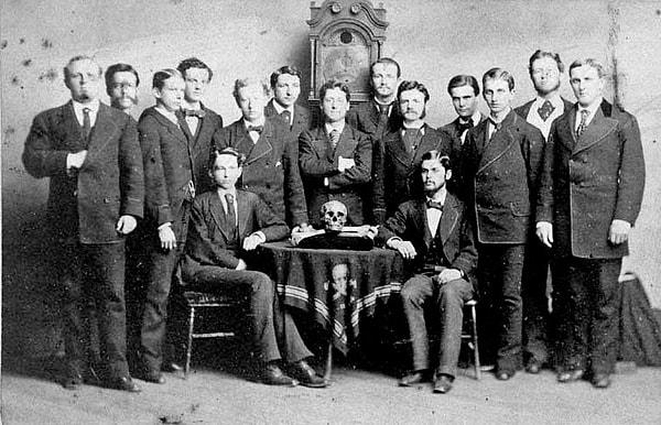 Skulls and Bones’un temel olarak Dünya ve bilhassa ABD üzerinde bir hakimiyet telaşına girişmiş gibi görünen bir erkekler kulübü olduğu söylenebilir.