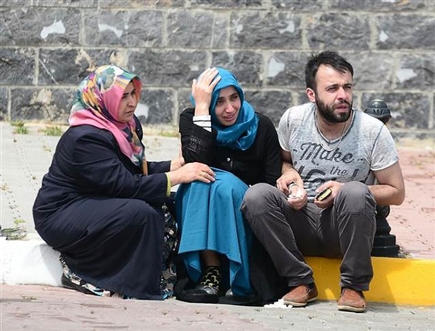 Terör saldırısında hayatını kaybedenlerin yakınları, cenazelerin kaldırıldığı Adli Tıp Kurumu'nda...