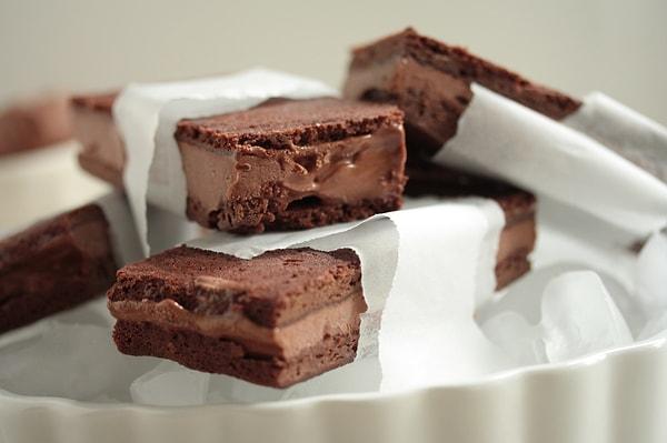9. Dilim dilim brownie'nin arasına bol bol dondurma bu olsa gerek!