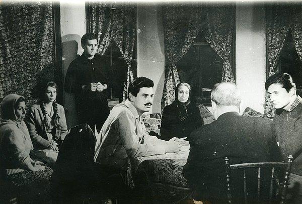 Ünlü yönetmen Halit Refiğ'in 1964 yılında çektiği Gurbet Kuşları filmiyle büyük çıkış yakalayan oyuncu, Filiz Akın ve Cüneyt Arkın'la birlikte rol almıştı