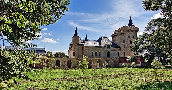 1. В этом году Алла Пугачева выбрала для летнего отдыха Латвию, покинув подмосковный замок