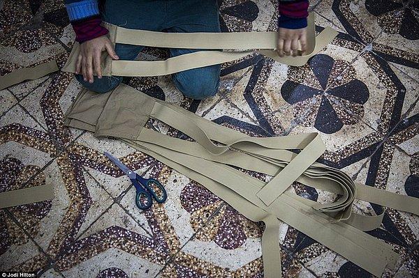 Atölye sahibi Abu Zakour 2012 yılında savaş başlamadan çok daha öncesinden beri askeri giyim ürünleri üretiyormuş