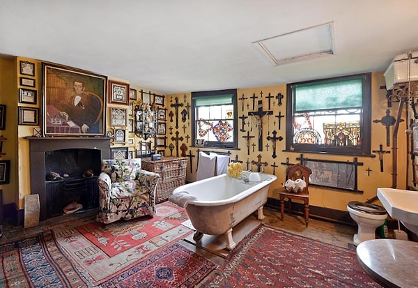 5. Согласно георгианскому стилю, в доме много где можно найти мрачноватые распятия, и ванна не исключение
